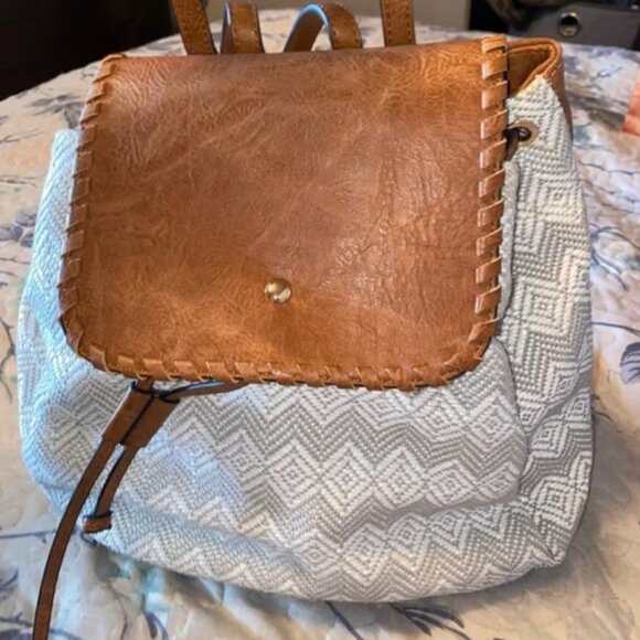 BCute little backpack with leather straps/detailing Gently used In good cackpack - Picture 2 of 3